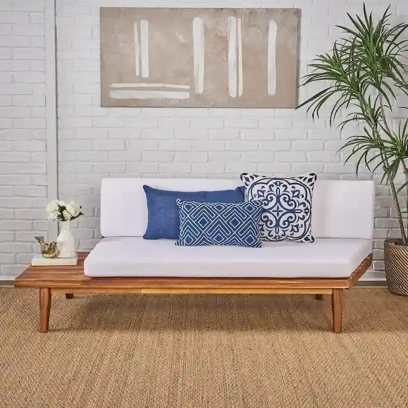 Canapé simple en bois et en tissu sur la gauche