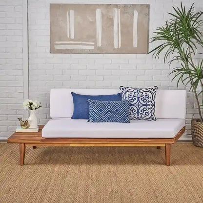 Canapé simple en bois et en tissu sur la gauche