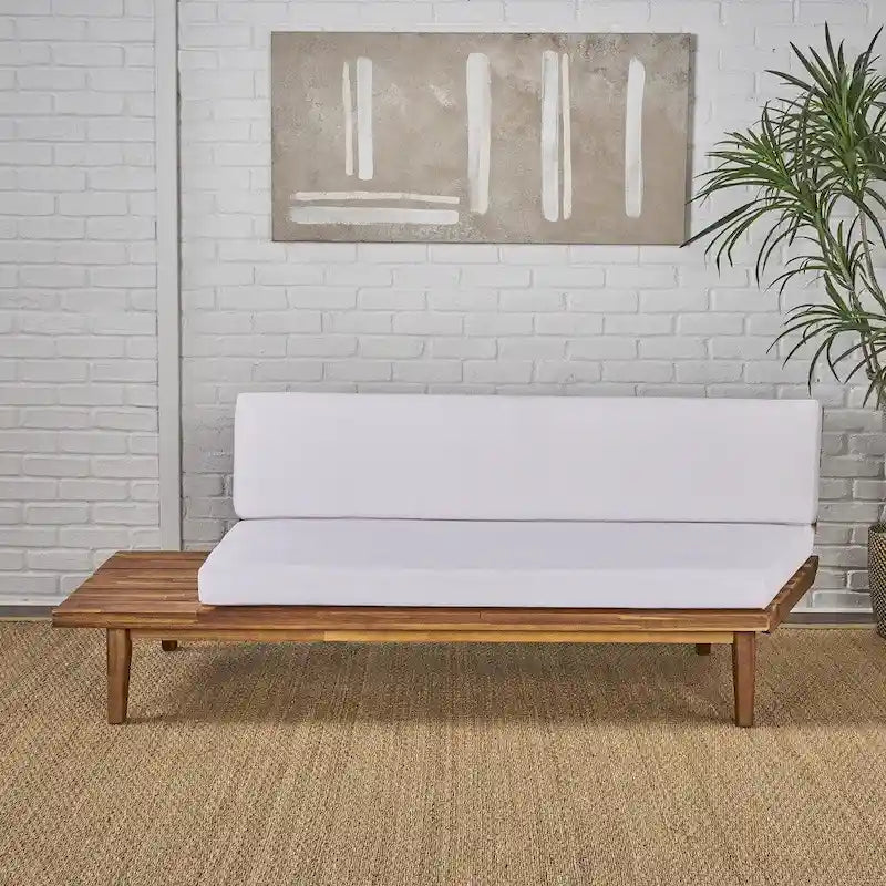 Canapé simple en bois et en tissu sur la gauche