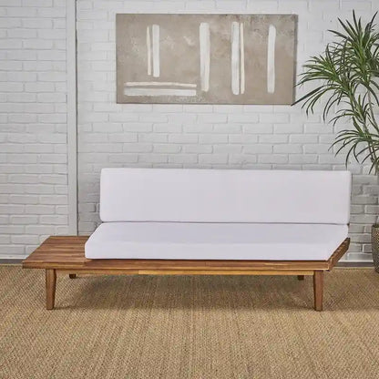 Canapé simple en bois et en tissu sur la gauche
