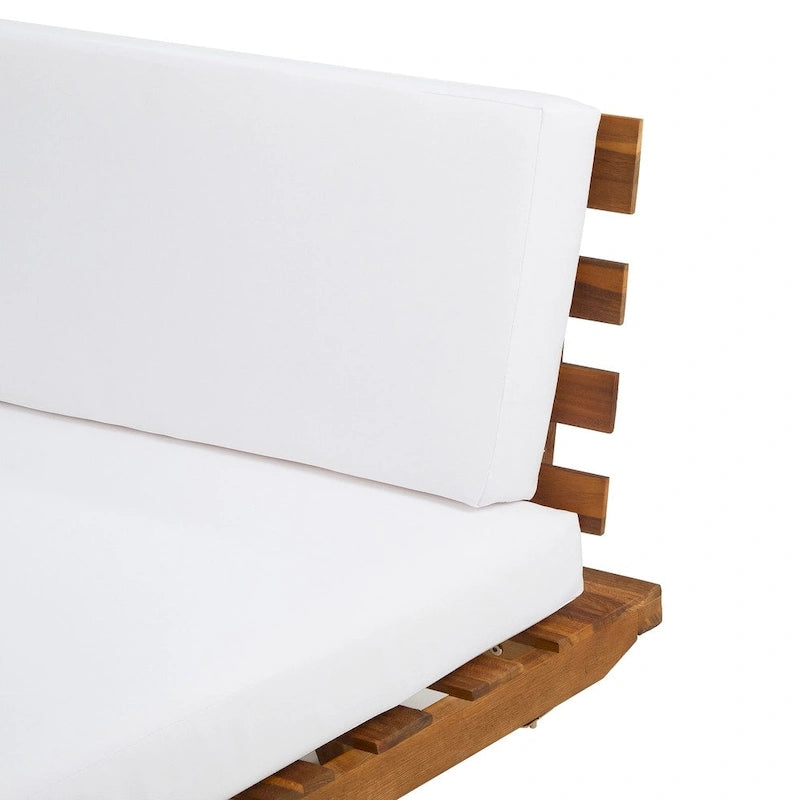 Canapé simple en bois et en tissu sur la gauche