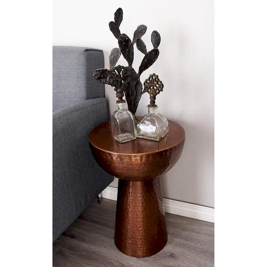 Table d'appoint en métal martelé - bronze ou cuivre.