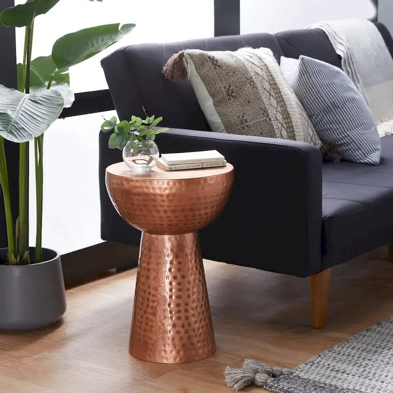 Table d'appoint en métal martelé - bronze ou cuivre.